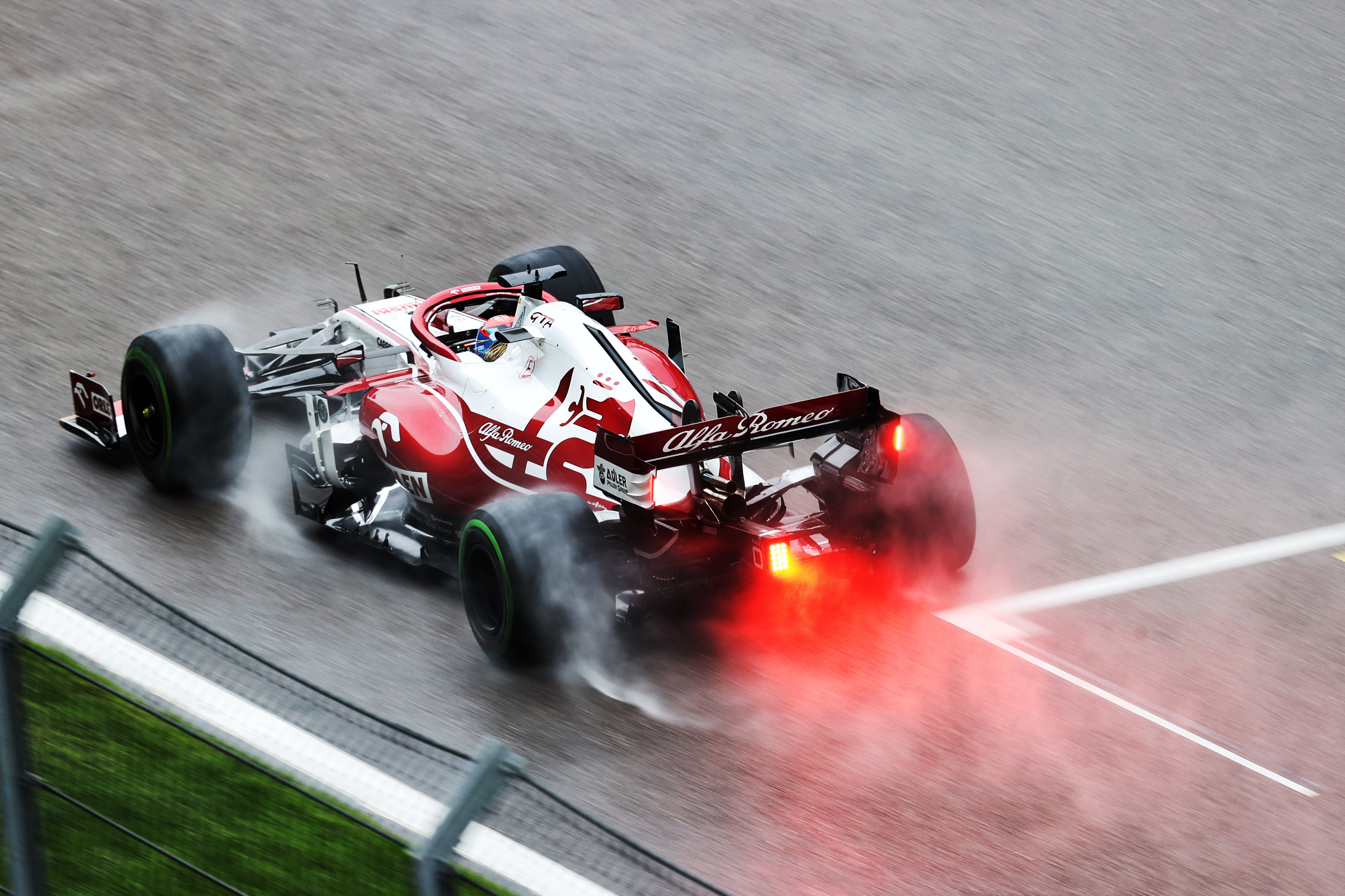佛山叠滘上演“水上F1” 龙船漂移燃起端午文旅热
